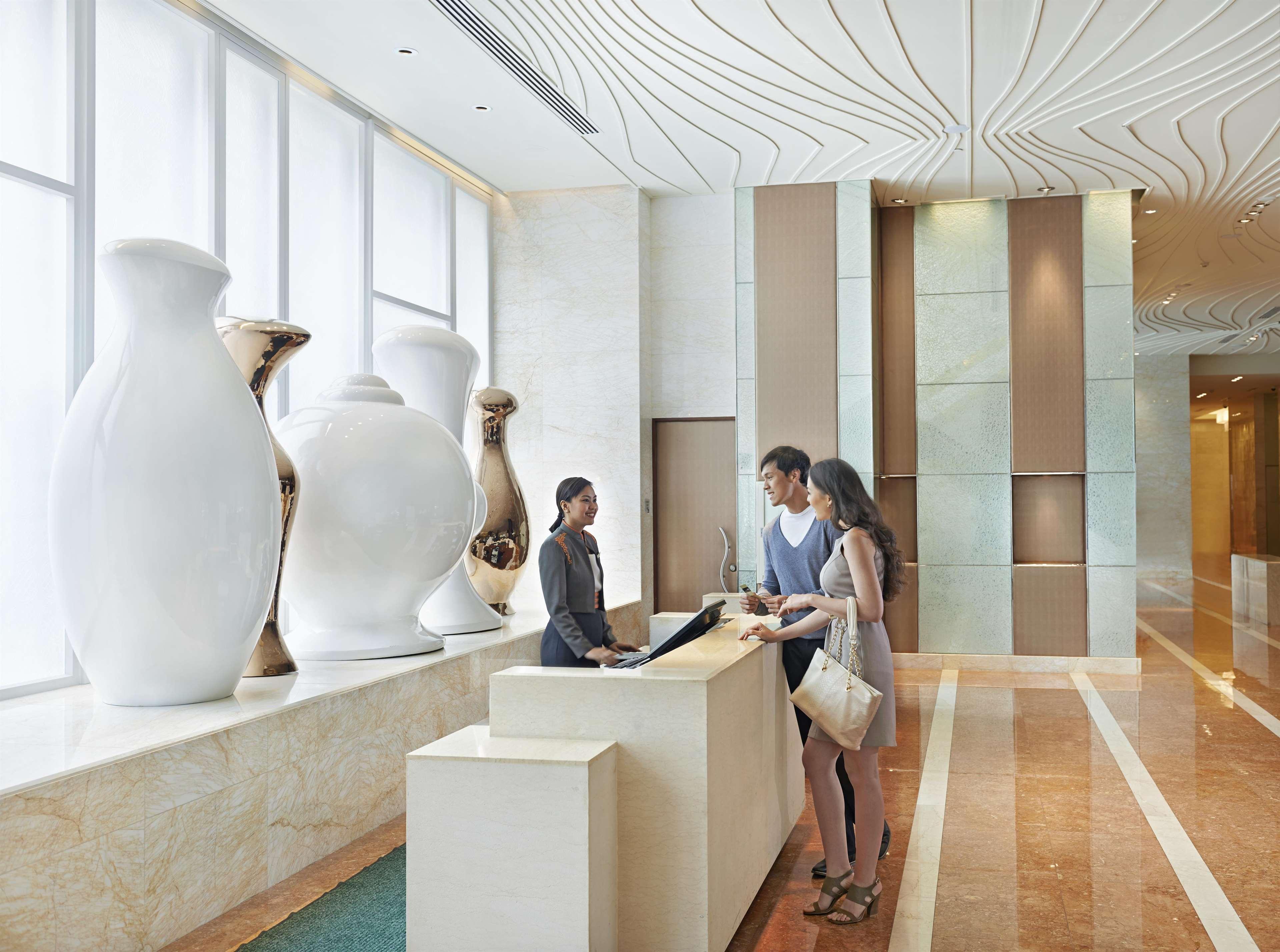 Fairmont Makati Hotel San Pedro Makati Exterior foto Concierge at the Mandarin Oriental, Hong Kong