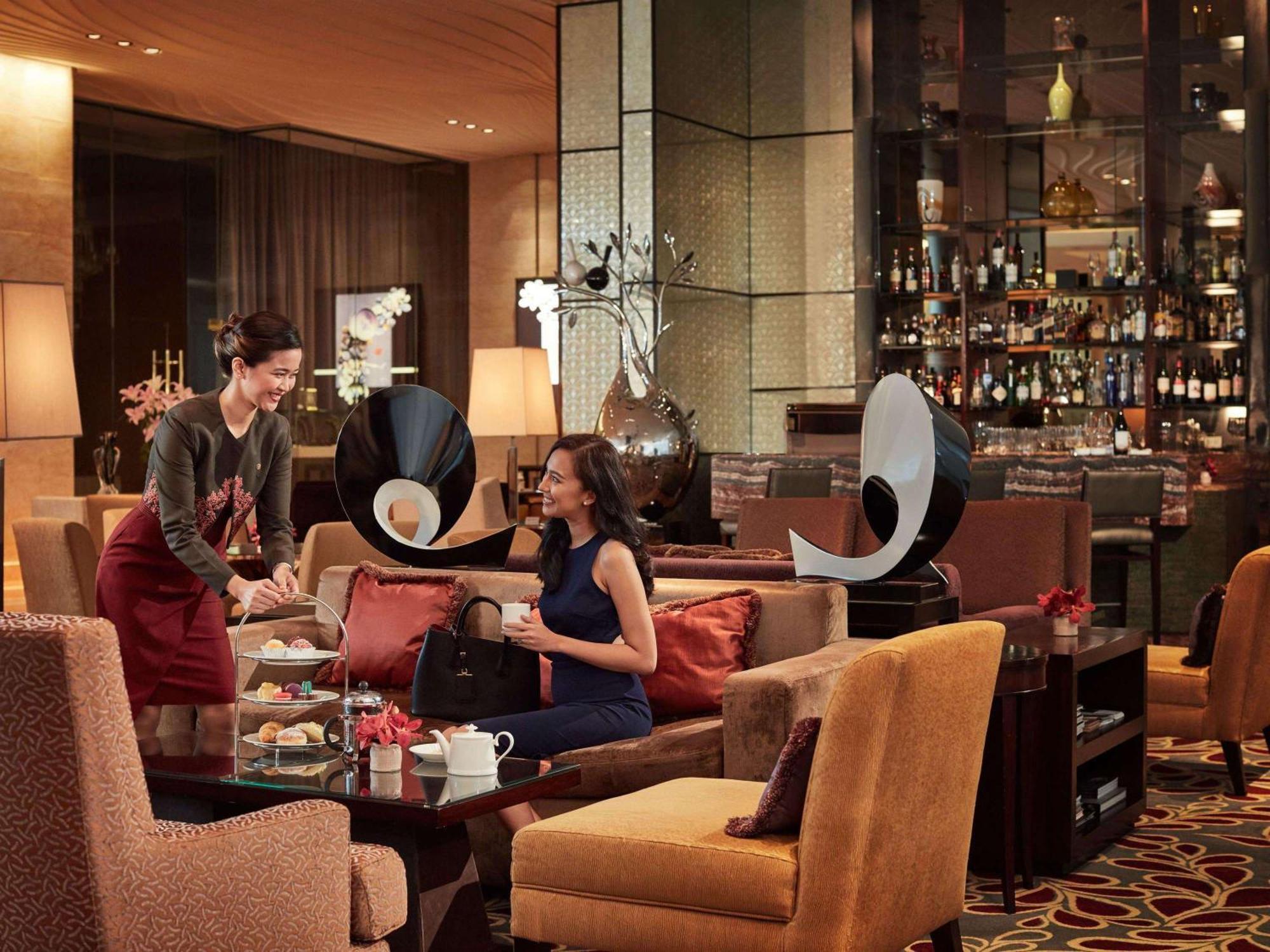 Fairmont Makati Hotel San Pedro Makati Exterior foto The Bar