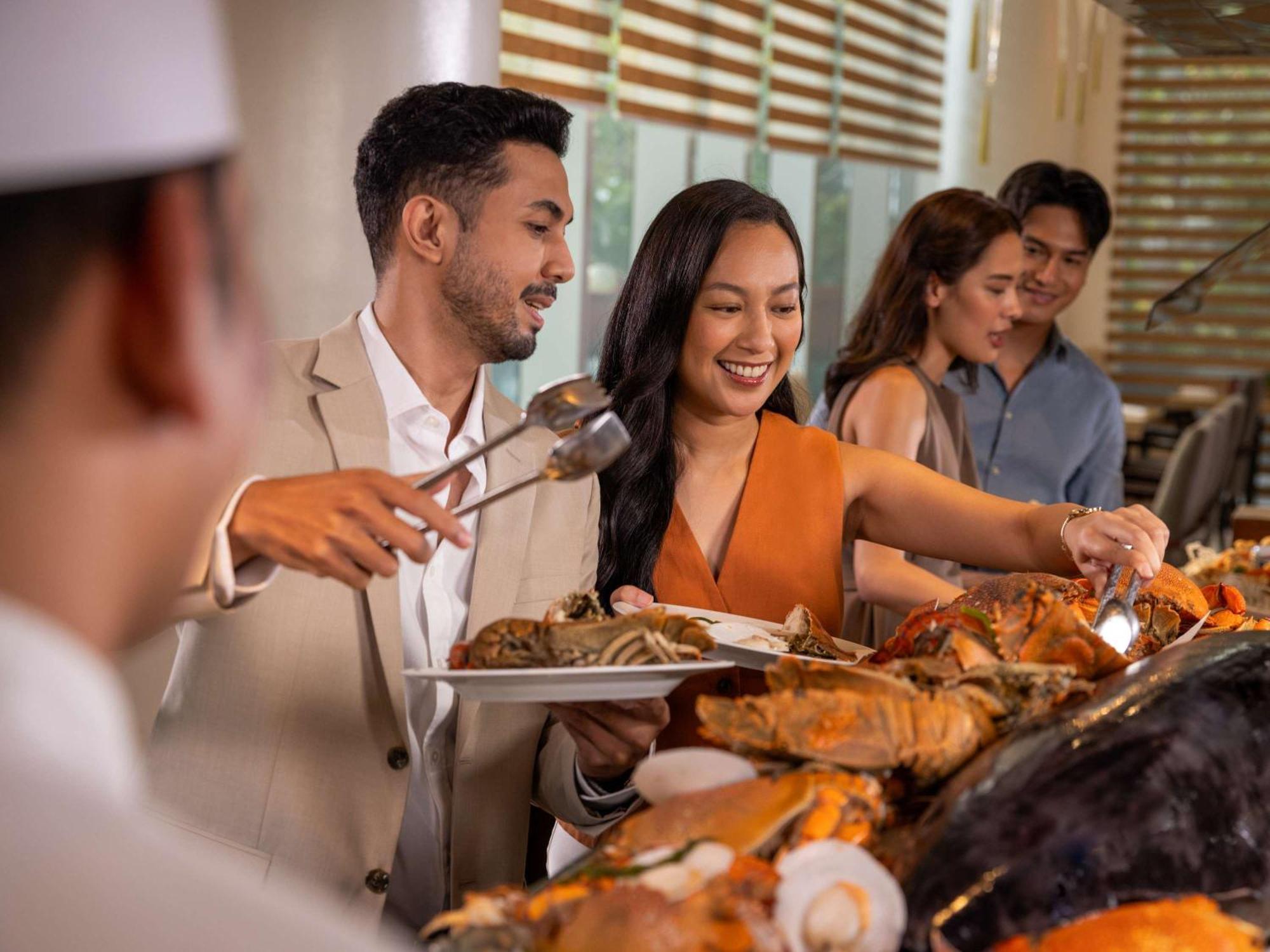 Fairmont Makati Hotel San Pedro Makati Exterior foto A buffet at a hotel