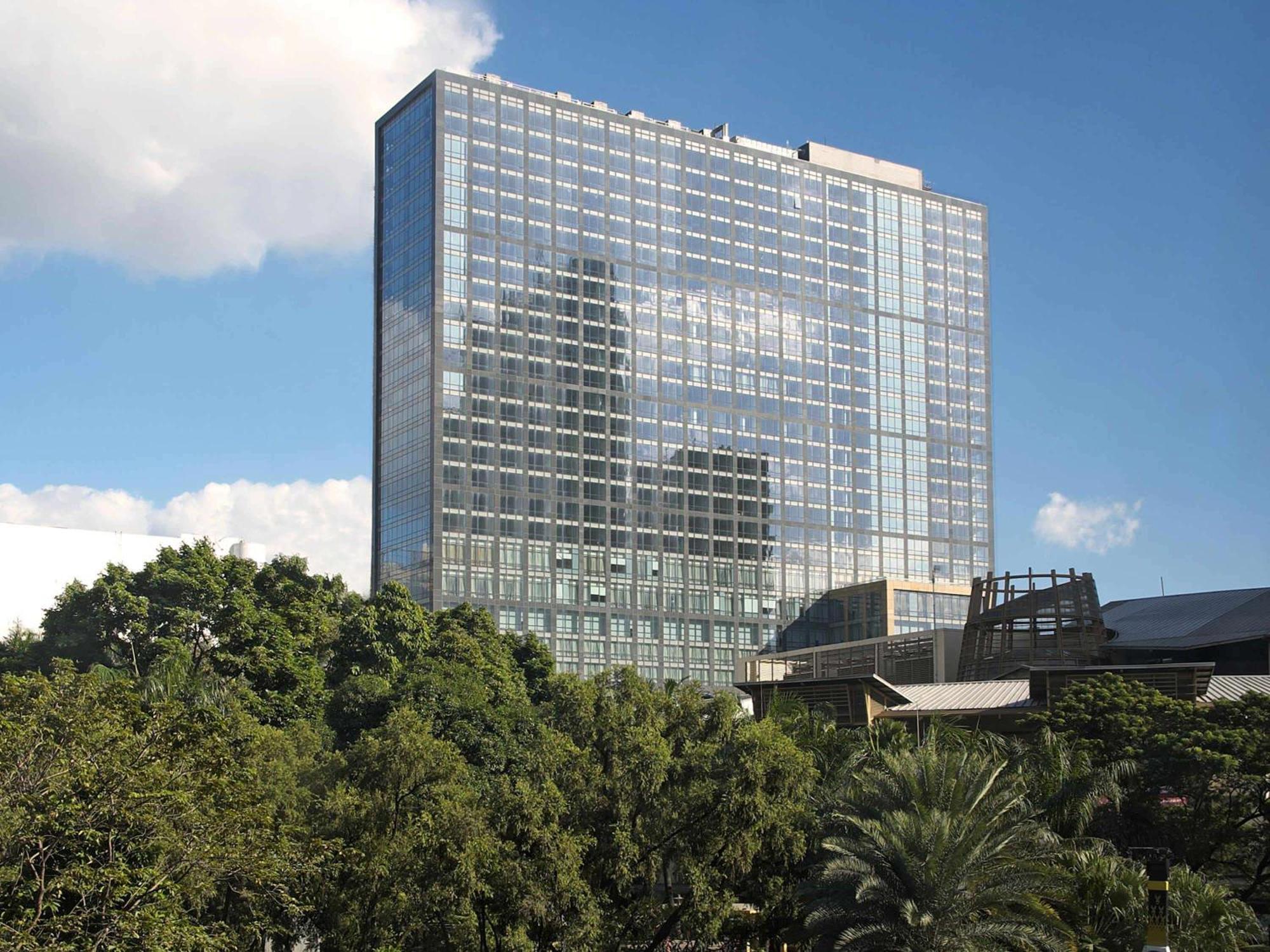Fairmont Makati Hotel San Pedro Makati Exterior foto The 101-story, 1,000-room, 1.2 million square feet (111,000 m2) Hyatt Regency Houston is the largest hotel in Texas.