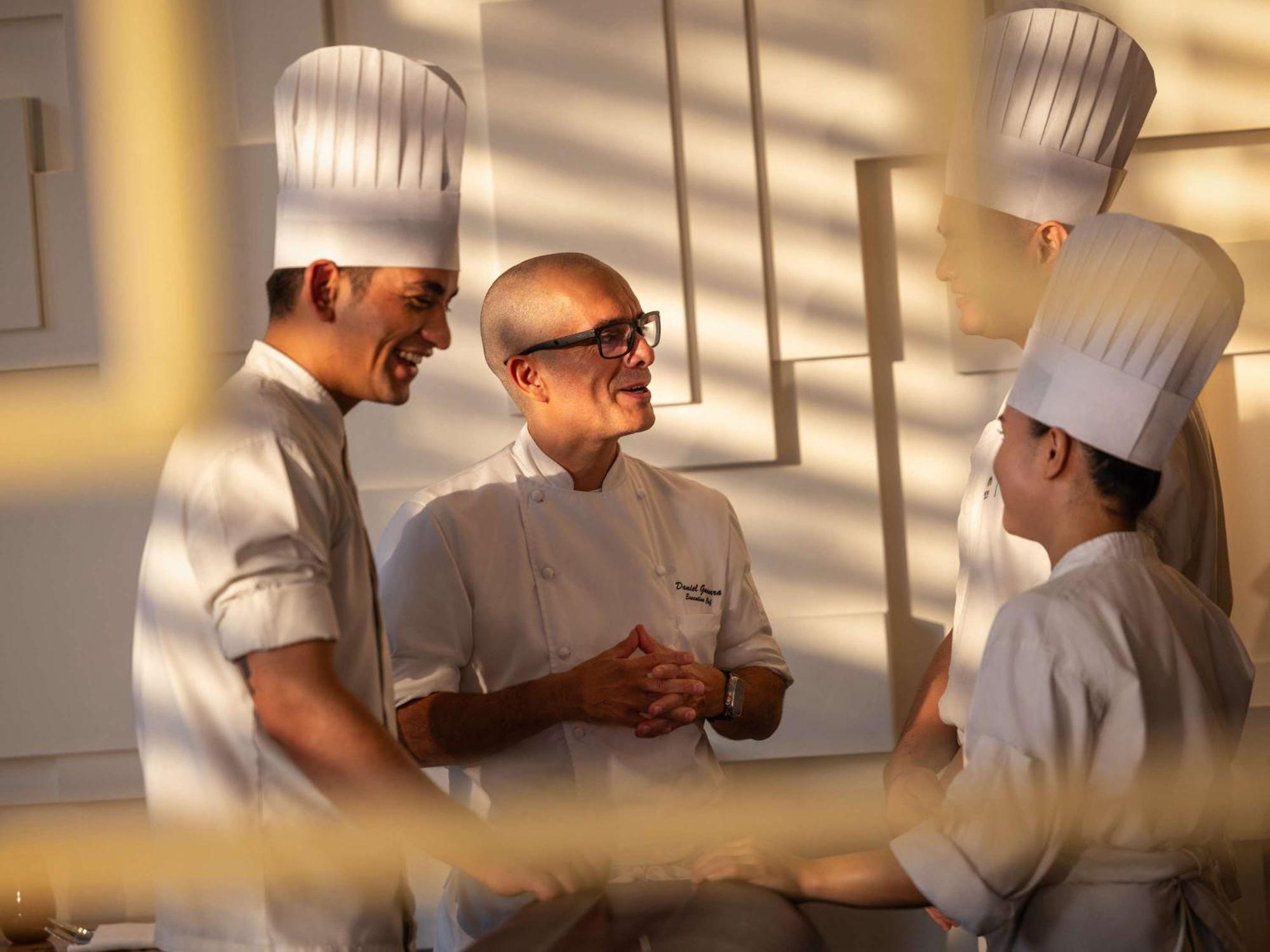 Fairmont Makati Hotel San Pedro Makati Exterior foto Chef de cuisine with his sous-chefs