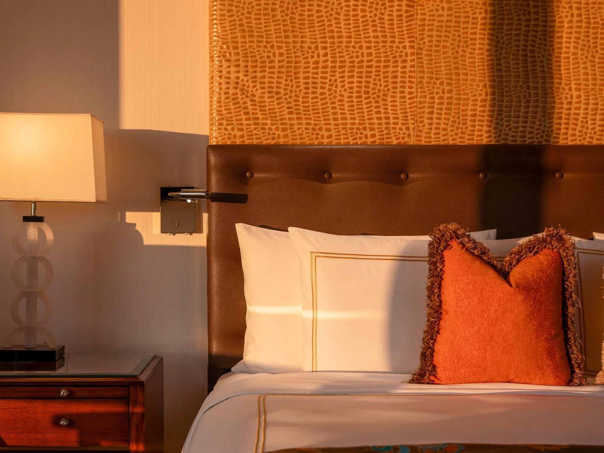 Fairmont Makati Hotel San Pedro Makati Exterior foto A bed with a headboard